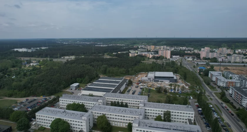 Widok na budynki Politechniki z Fordonem w tle