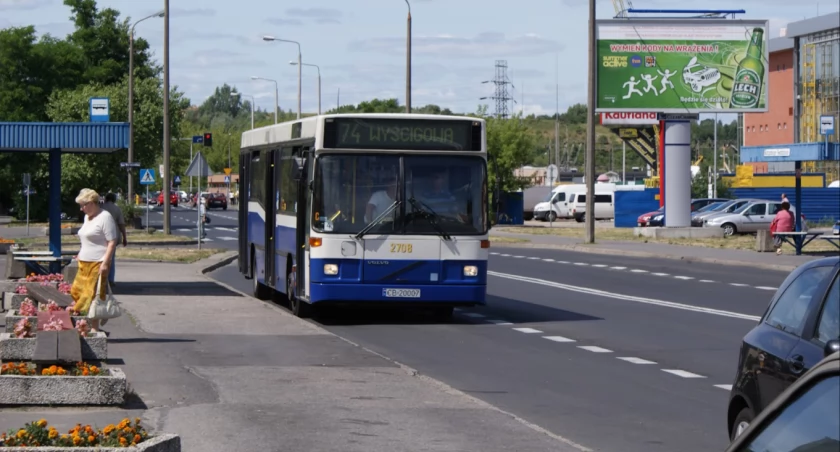74 wjeżdża na przystanek