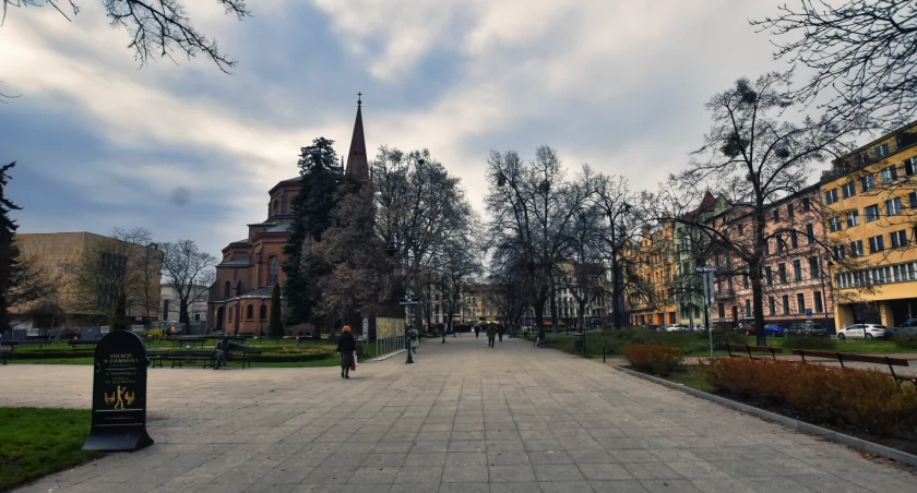 Widok na Kościół św. Apostołów Piotra i Pawła oraz Plac Wolności