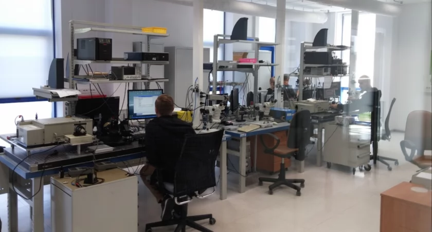 Nowoczesne technologie linia montażowa elektroniki