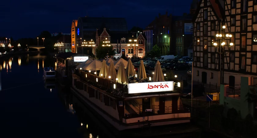 Brda i barka. Widok z mostowej.