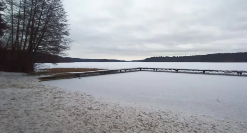 Zamarznięte jezioro