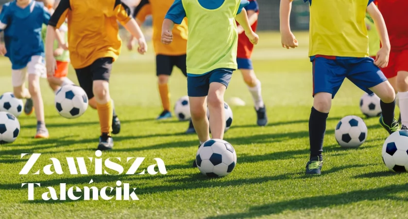 Dzieci trenują piłkę nożną