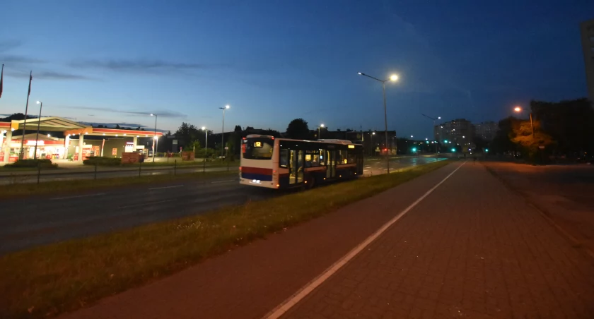 Autobus mknie wieczorową porą po ulicach Bydgoszczy