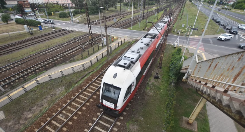 Pociąg przejeżdżający przez przejazd kolejowy przy ul. Inwalidów