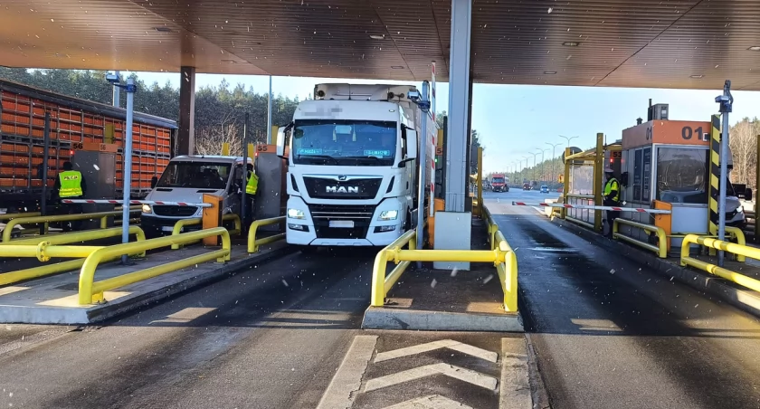 Tir na bramkach autostrady / Fot. Komenda Wojewódzka Policji w Bydgoszczy