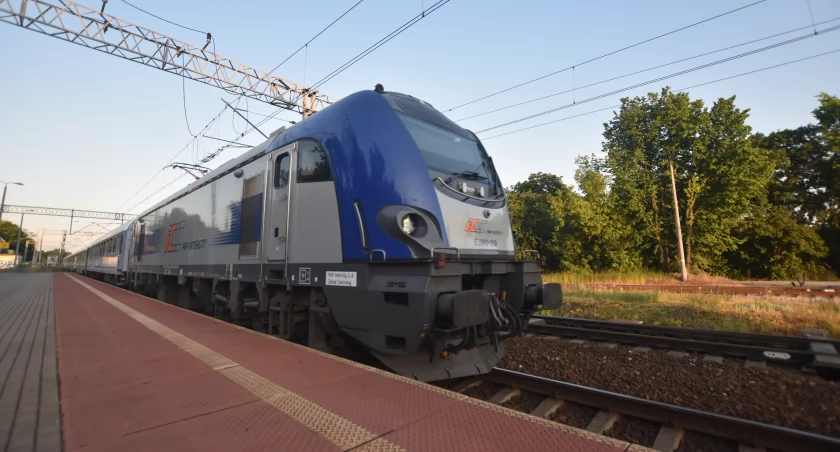 Pociąg IC wjeżdżający na stację Bydgoszcz-Wschód