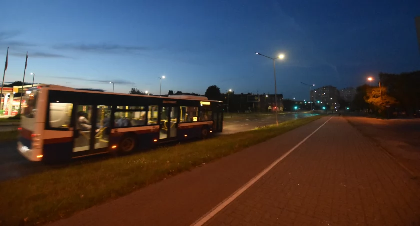 Wieczorny autobus w Bydgoszczy