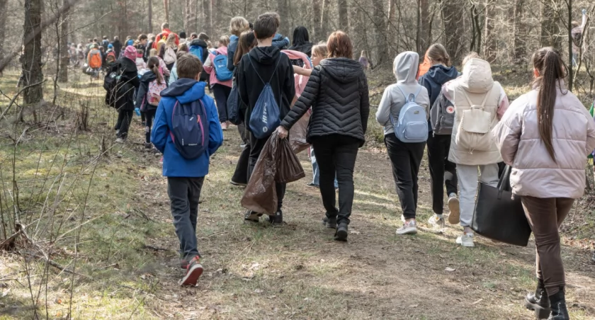 Młodzież w trakcie akcji sprzątania / Fot. Straż Miejska w Bydgoszczy
