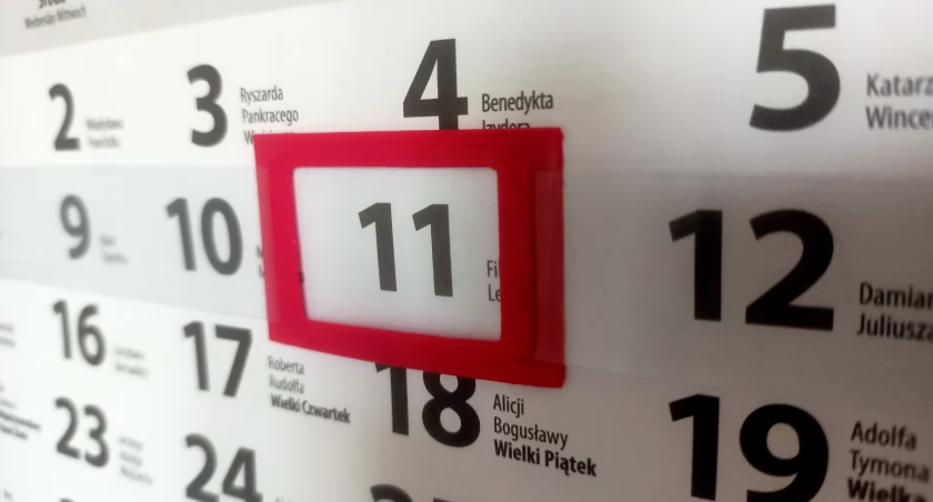 Zdjęcie przedstawia zbliżenie na kalendarz, z wyraźnie zaznaczonymi cyframi symbolizującymi dni miesiąca.