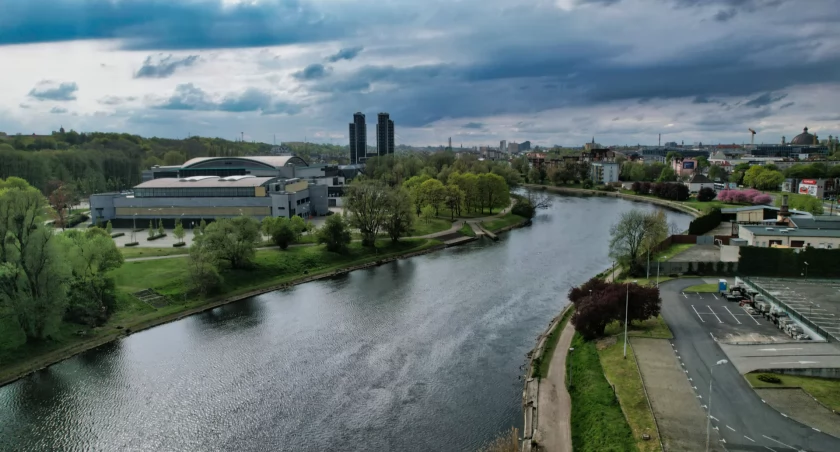 Ujęcia z drona na urokliwe zakątki Bydgoszczy nad rzeką Brdą