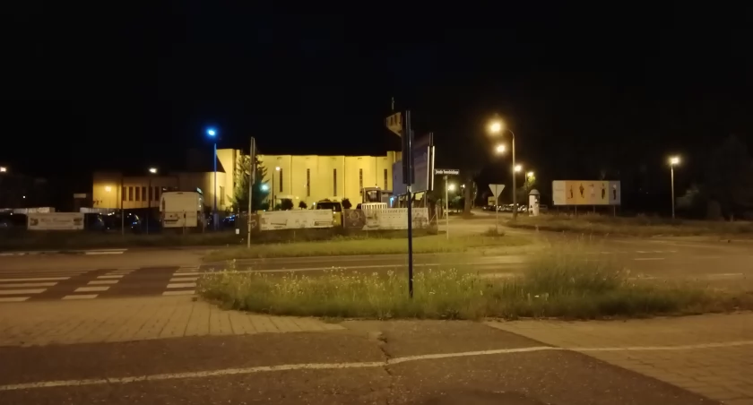 Wieczorne zdjęcie przejścia dla pieszych w pobliżu planowanych przystanków autobusowych na fordońskim osiedlu
