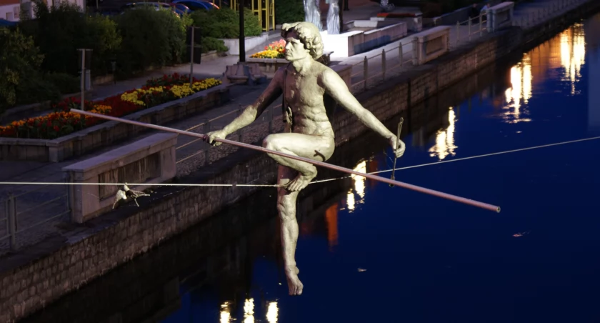 Rzeźba Przechodzącego przez rzekę 