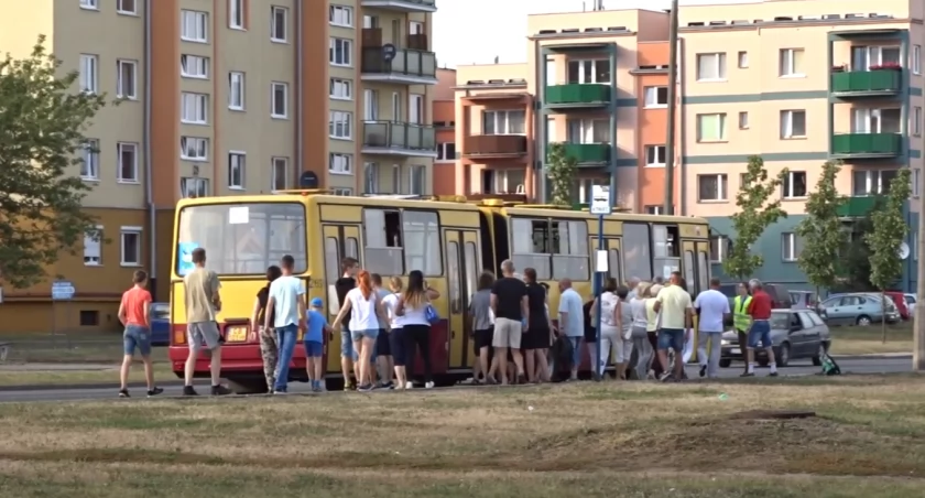 Zabytkowy Ikarus oczekuje na odjazd na pętli w bydgoskim Fordonie, na osiedlu Tatrzańskim.