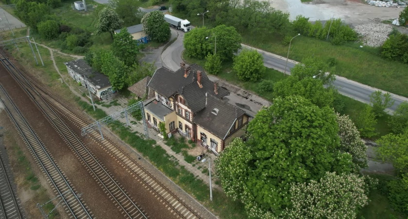 Widok z drona na opuszczoną stację kolejową