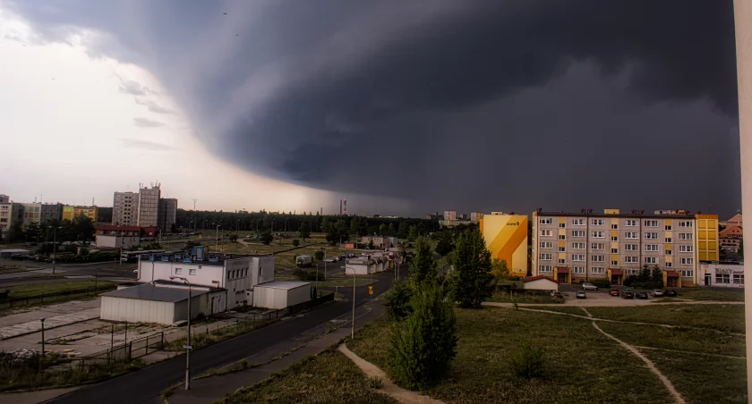 Archiwalne ujęcie piękne burzy w Fordonie