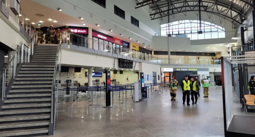 Teren lotniska i działania służb wewnątrz terminalu