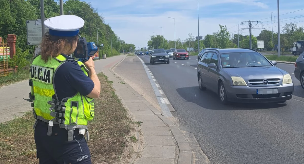 Policjantka kontrolująca prędkość pojazdów / Fot. Komenda Wojewódzka Policji w Bydgoszczy