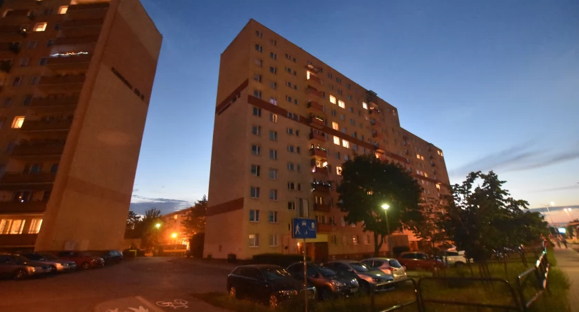Wieczorne ujęcie bloków na Szwederowie