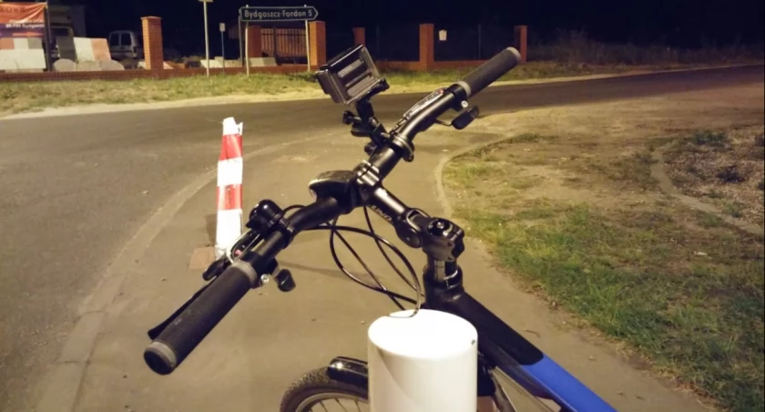 Kierownica roweru z zamontowanym GoPro