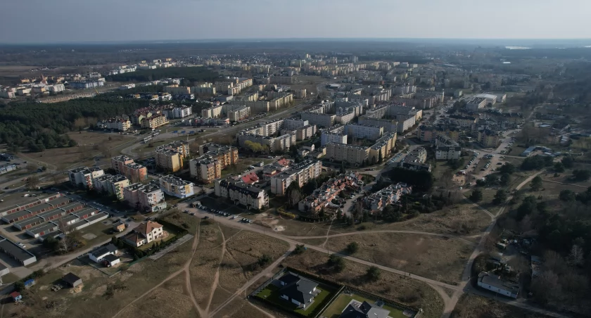 Panorama Fordonu uchwycona z drona – rozległy widok dzielnicy otoczonej zielenią i miejscem przyszłej Wielkiej Pętli.