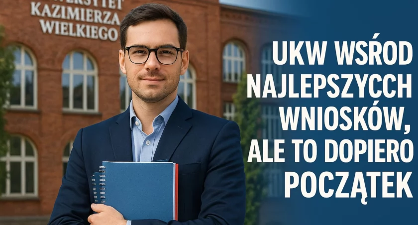 Student przed budynkiem UKW. Uczelnia znalazła się w gronie najlepiej ocenionych projektów
