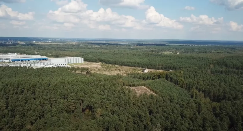 Panorama z drona ukazująca tereny leśne i Bydgoski Park Przemysłowy