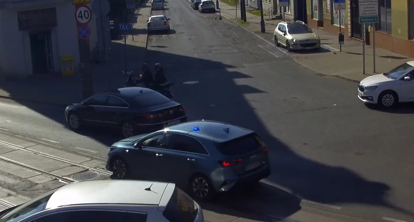 Radiowóz eskortujący subaru z ciężarną kobietą uchwycony na nagraniu z monitoringu w trakcie przejazdu