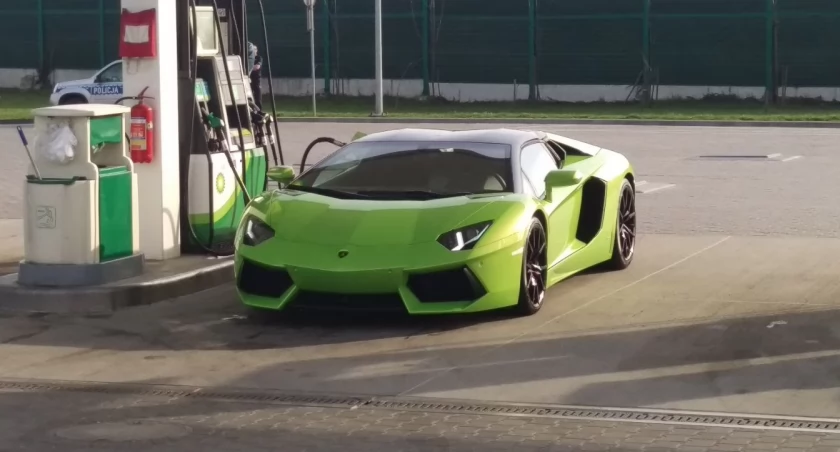 Tankowanie paliwa - zielone Lambo