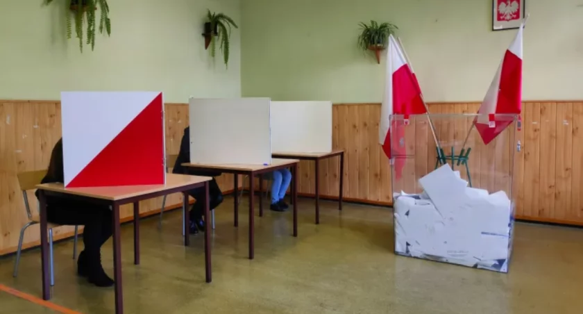 Ludzie w trakcie głosowania