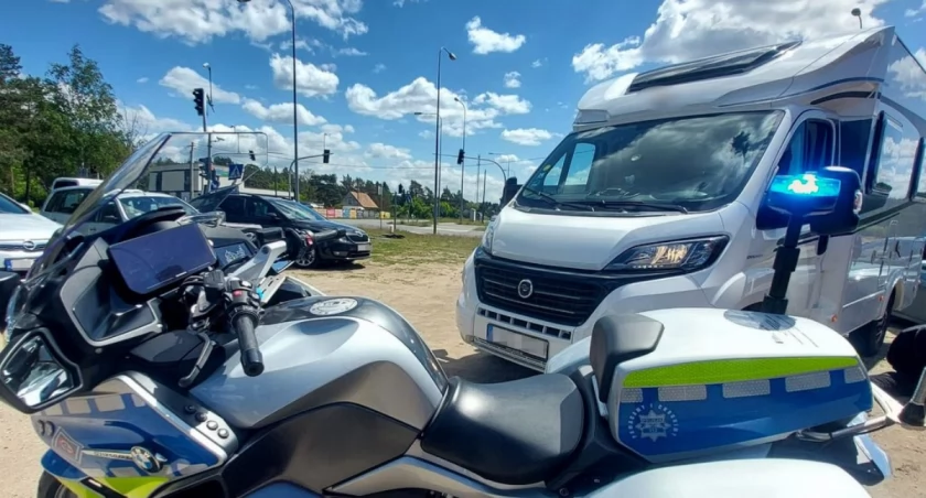 Policyjny motor i odzyskane auto