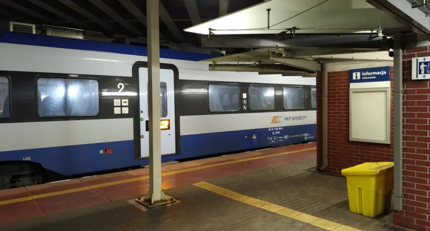 Pociąg IC wjeżdżający na stację Bydgoszcz-Wschód