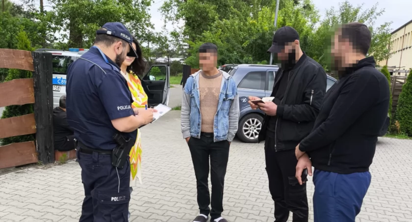 Mężczyźni legitymowani przez policję