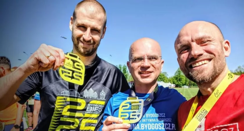 Radni: Jędrzej Gralik, Jakub Mikołajczak i Tomasz Hoppe po ukończeniu Bydgoskiego Biegu Urodzinowego / Fot. Profil Jędrzej Gralik – Prawa strona Bydgoskiego Ratusza