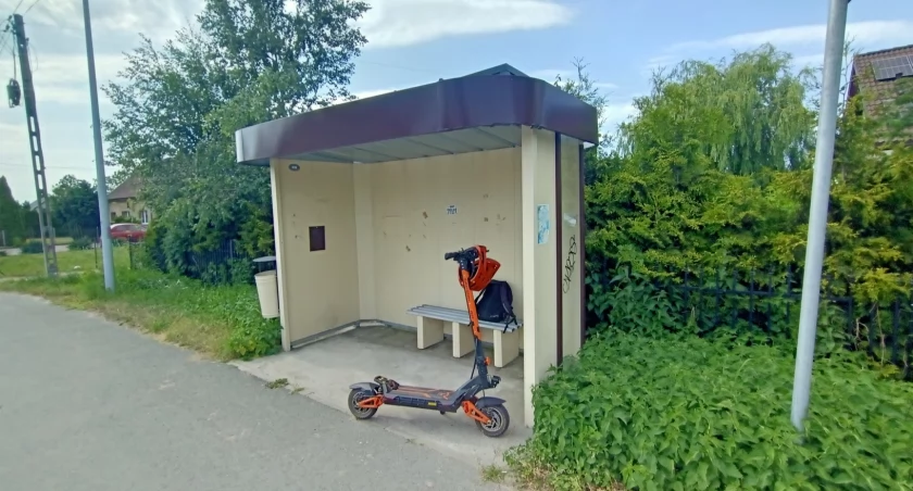 Hulajnoga zaparkowana przy przystanku
