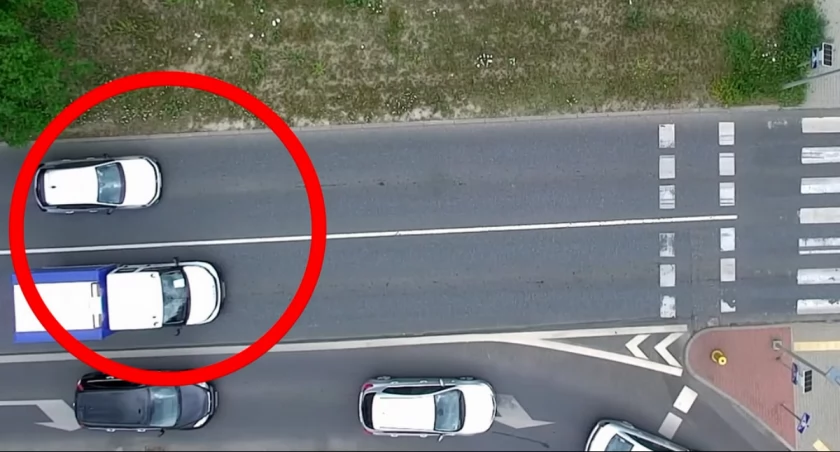 Kadr z policyjnego drona w trakcie akcji
