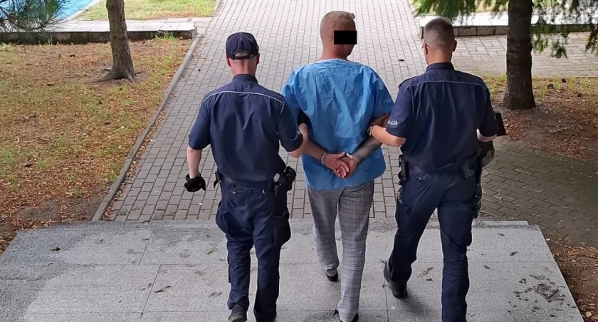 Zatrzymany w kajdankach prowadzony przez funkcjonariuszy
