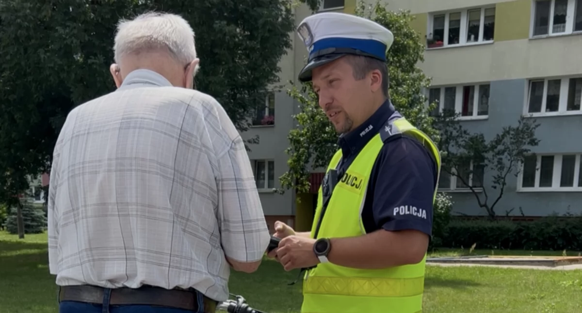Rowerzysta w trakcie kontroli