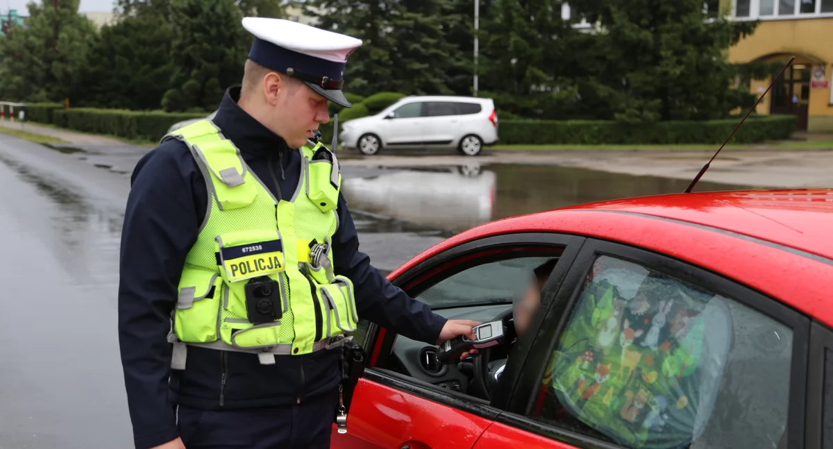 Policjant w trakcie akcji