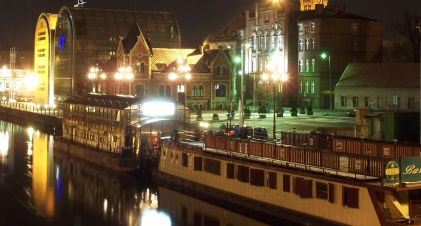 Widok na Brdę z ul. Mostowej. Ujęcie archiwalne.