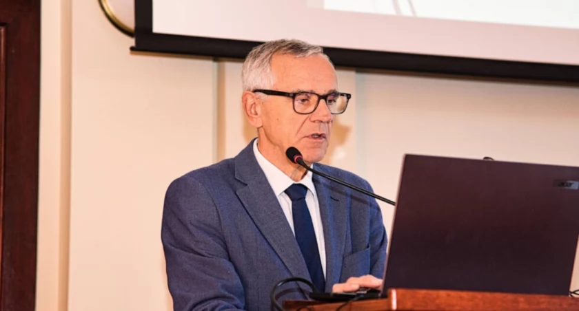Prezes Stanisław Drzewiecki na sesji Rady Miasta/ Fot.UMB