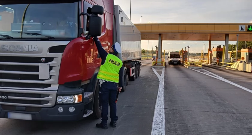Policjant w trakcie kontroli