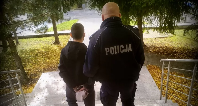 Zatrzymany prowadzony przez funkcjonariuszy