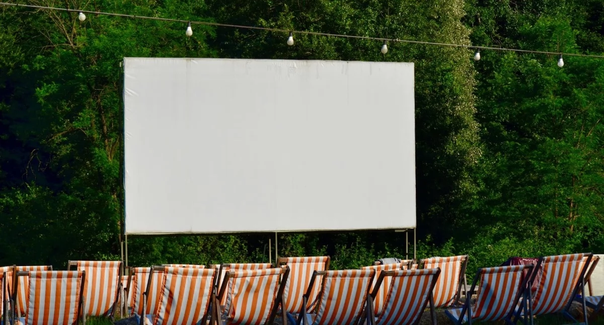 Zdjęcie ilustracyjne: Darmowe Kino Plenerowe nad Balatonem. Pokazy w nowym miejscu na bydgoskich Bartodziejach. Fot. Ercan Evcimen / Pexels