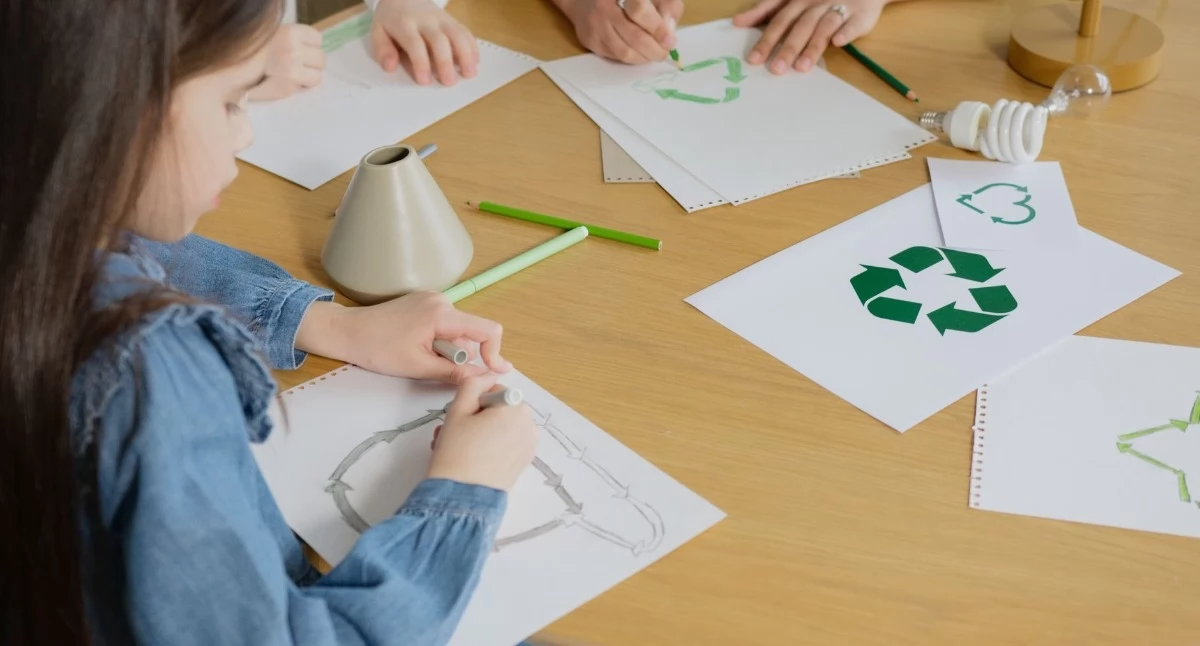 Zdjęcie ilustracyjne: „Odpad ma głos” - konkurs literacki dla dzieci w ramach Letniej Akademii Recyklingu 2026. Fot. Artem Podrez / Pexels