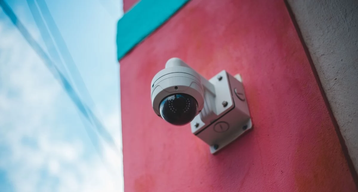 Zdjęcie ilustracyjne: Masz monitoring przy domu? Za źle ustawioną kamerę możesz dostać ponad 26 tys. zł kary. Fot. Erik Mclean / Pexels