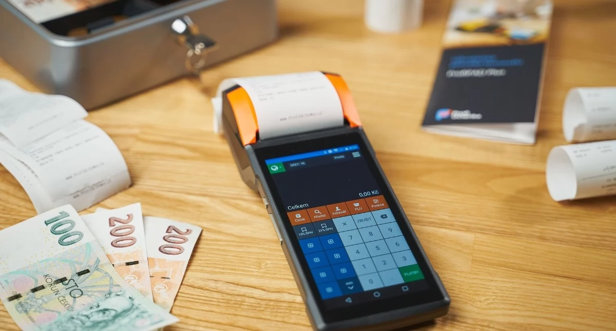 Zdjęcie ilustracyjne: Zniesienie opłaty elektronicznej w systemie e-TOLL za przejazdy pojazdów lekkich wraz z przyczepą. Fot. Hook Tell / Pexels