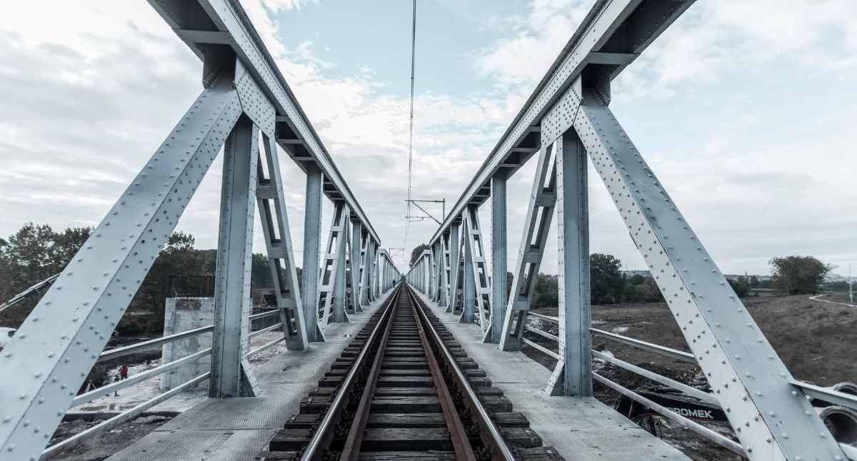 Zdjęcie ilustracyjne: urzekający widok wzdłuż torów przemysłowego stalowego mostu. W Grudziądzu planowana jest gigantyczna inwestycja: kolejowy terminal przeładunkowy. Fot. Zafer Erdoğan / Pexels