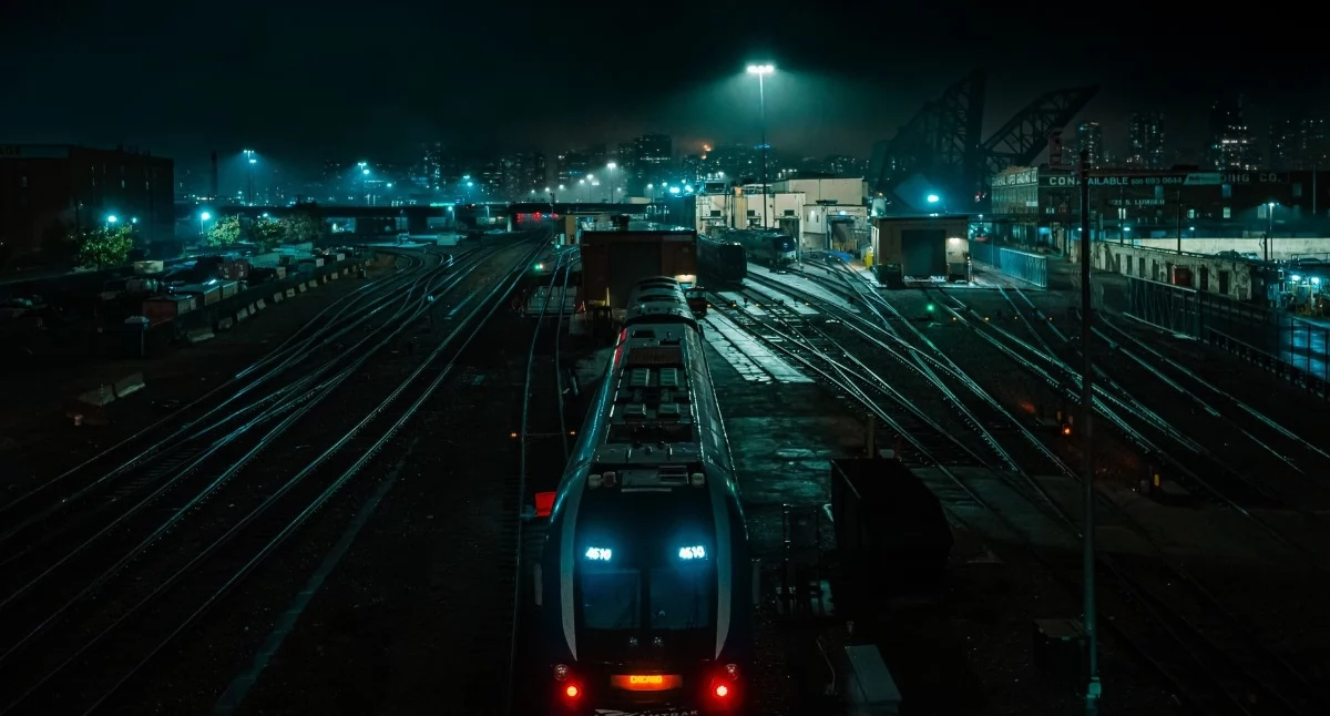Zdjęcie ilustracyjne: nocny widok stacji z miastem. Love Peace Trains: Nie ograniczajmy siatki krajowych pociągów nocnych. Fot. Roy Serafin / Pexels