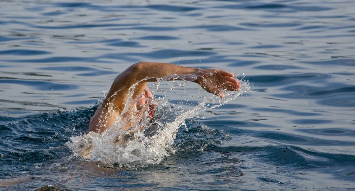 Zdjęcie ilustracyjne: płynący mężczyzna tworzący fontanny. Mieszkańcy Gminy Nowa Wieś Wielka z sukcesami w OceanLava Triathlon Polska - Bydgoszcz Borówno. Fot. mali maeder / Pexels